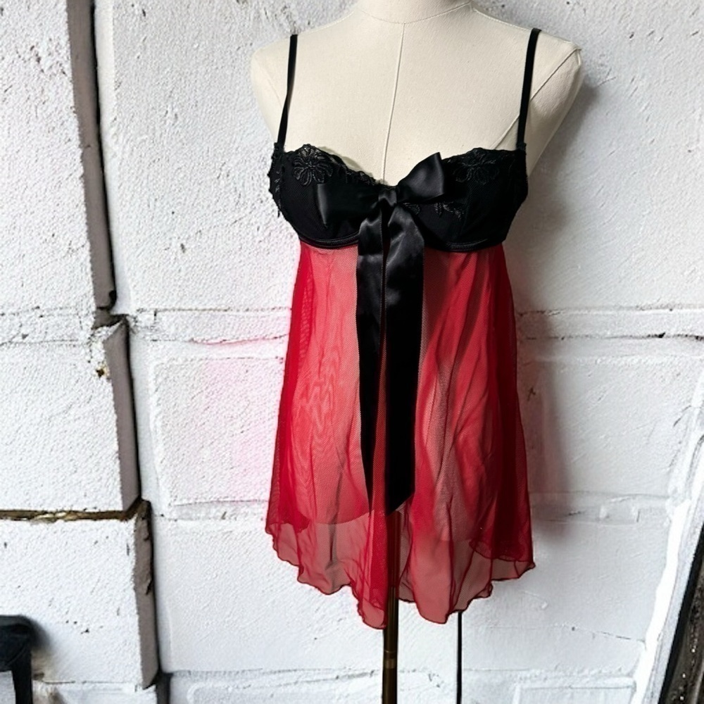 NWT BABYDOLL CHEMISE IN BLACK AND RED WITH LARGE SATIN RIBBON S